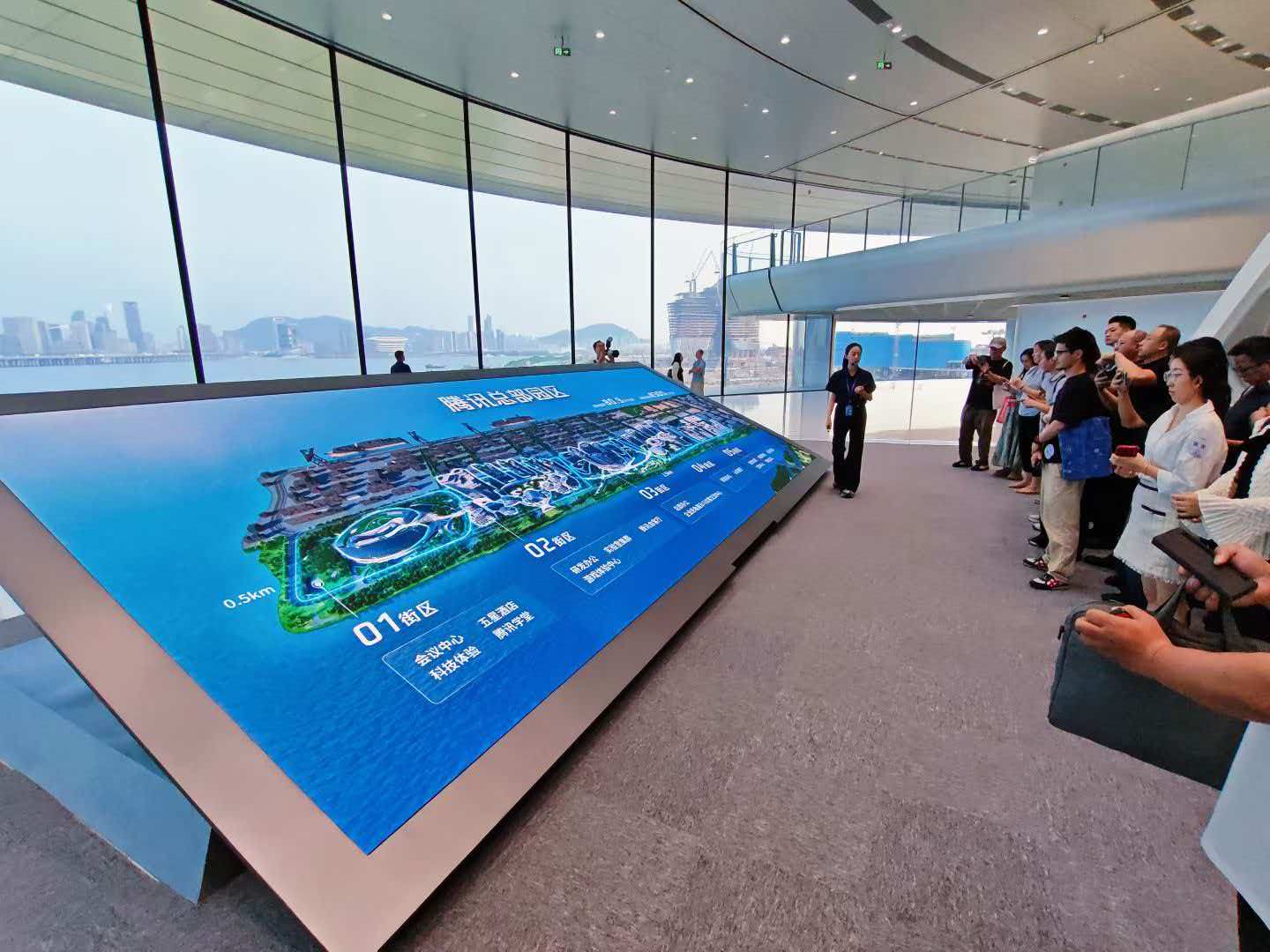 腾讯企鹅岛园区数字沙盘，展示大铲湾01街区、02街区规划布局
